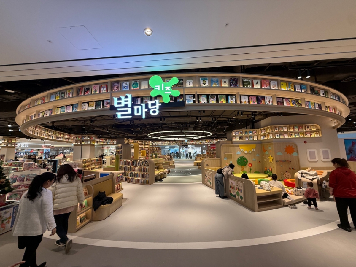 스타필드빌리지 운정점 내의 별마당 키즈. 아이들이 자유롭게 독서와 놀이를 즐길 수 있도록 원형 구조의 열린 공간으로 조성했다./사진=김민우 기자