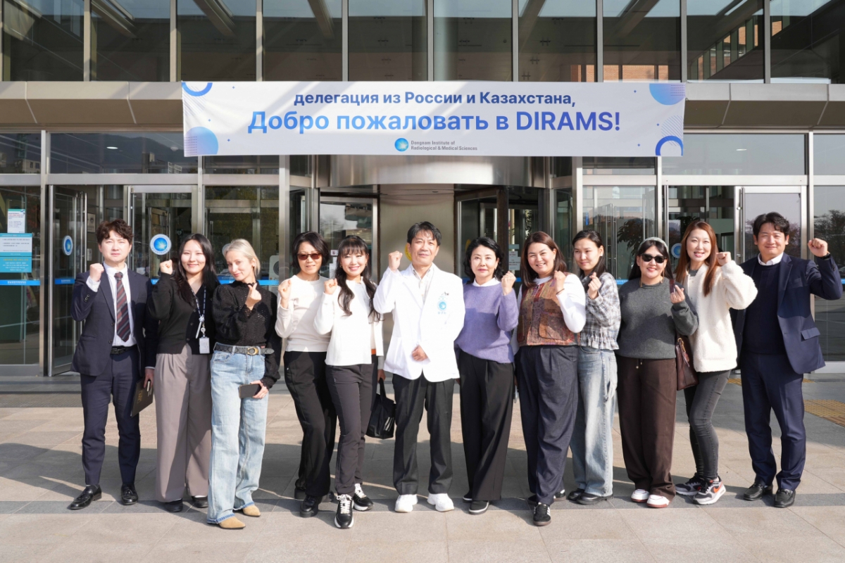 동남권원자력의학원의 의료관광 유치업체 팸투어에 참가한 업체 대표 등이 기념촬영을 하고 있다./사진제공=동남권원자력의학원