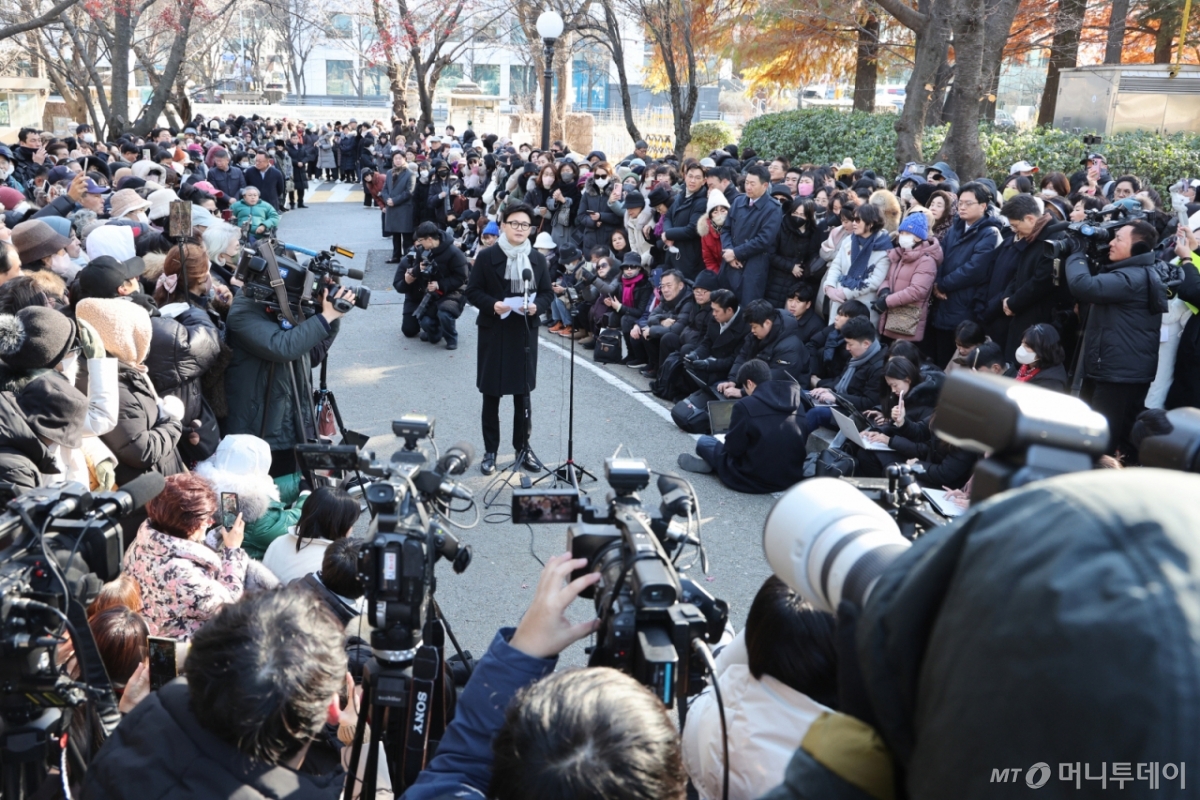 (서울=뉴스1) 신웅수 기자 = 한동훈 전 국민의힘 대표가 3일 서울 여의도 국회도서관 인근 쪽문에서 12·3 비상계엄 1주년 기자회견을 하고 있다. 2025.12.3/뉴스1  Copyright © 뉴스1. All rights reserved. 무단 전재 및 재배포,  AI학습 이용 금지. /사진=(서울=뉴스1) 신웅수 기자