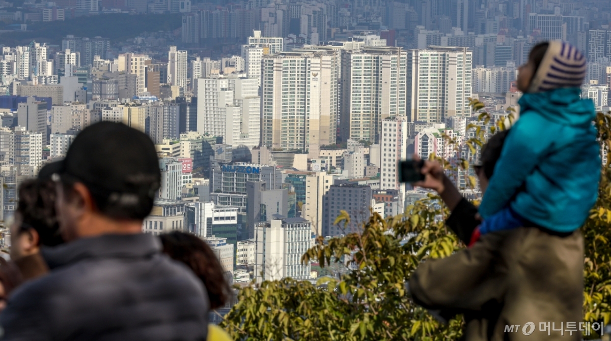 [서울=뉴시스] 정병혁 기자 = 2일 서울 중구 남산에 서울시내 아파트가 보이고 있다.   10·15 주택시장 안정화 대책 시행 이후 열흘 동안 서울 외곽지역의 아파트 매매 거래가 뚝 끊기며 규제 직격탄을 맞은 것으로 나타났다. 토지거래허가구역 효력이 발효된 지난 20일부터 29일까지 열흘 동안 서울 아파트 매매 거래는 총 174건이 신고됐다. 규제 전 열흘(10~19일)간 거래량은 4031건으로, 아파트 매매 거래가 무려 95.7% 급감한 셈이다. 2025.11.02. jhope@newsis.com /사진=정병혁
