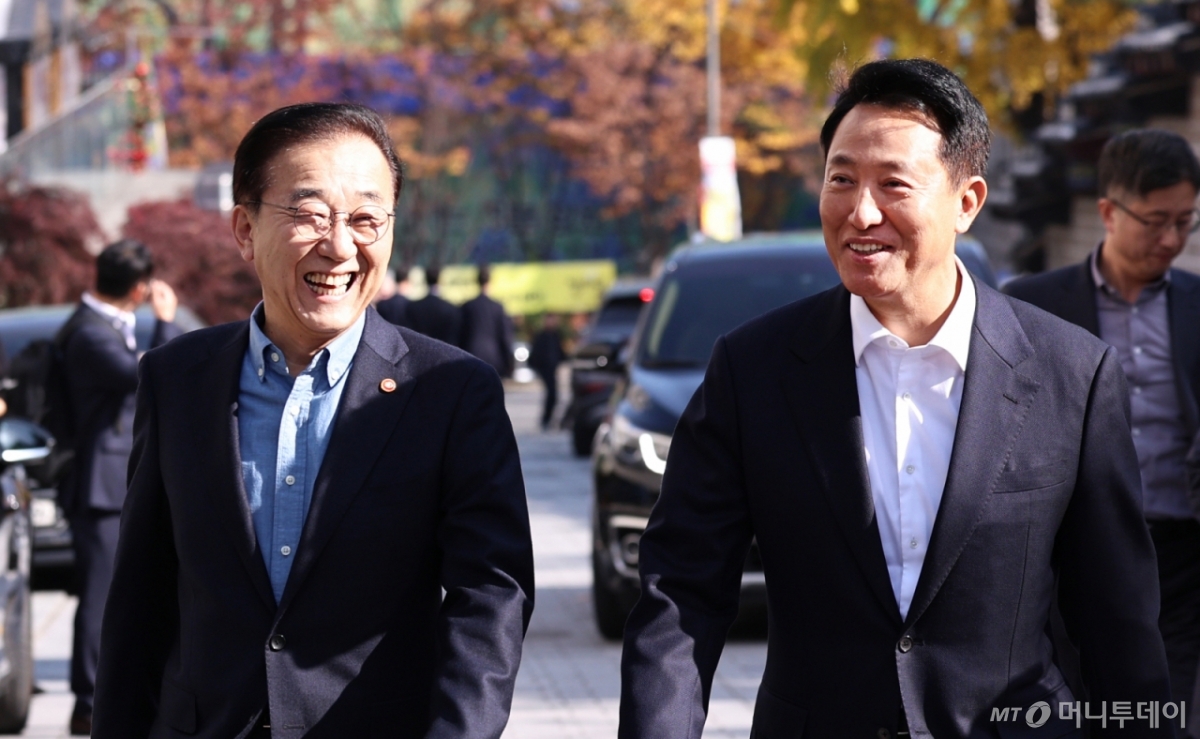 (서울=뉴스1) 구윤성 기자 = 김윤덕 국토교통부 장관(왼쪽)과 오세훈 서울시장이 13일 서울 중구의 한 한식당에서 오찬 면담을 마친 뒤 브리핑 장소로 이동하며 대화하고 있다. 2025.11.13/뉴스1  Copyright © 뉴스1. All rights reserved. 무단 전재 및 재배포,  AI학습 이용 금지. /사진=(서울=뉴스1) 구윤성 기자