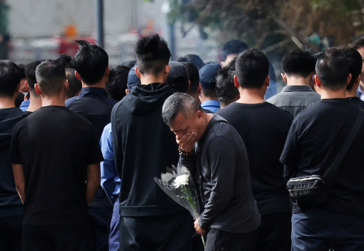 2일(현지시간) 중국 홍콩 타이포의 왕푹 코트 아파트 단지 옆에서 열린 화재 희생자 추모식에 참석하고 있다. 2025.12.02. /로이터=뉴스1