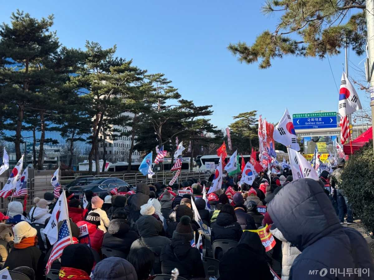 3일 오후 서울 영등포구 국회의사당역 3번 출구 앞에서 열린 '신자유연대' 집회에 참여한 시민들의 모습. /사진=최문혁 기자.