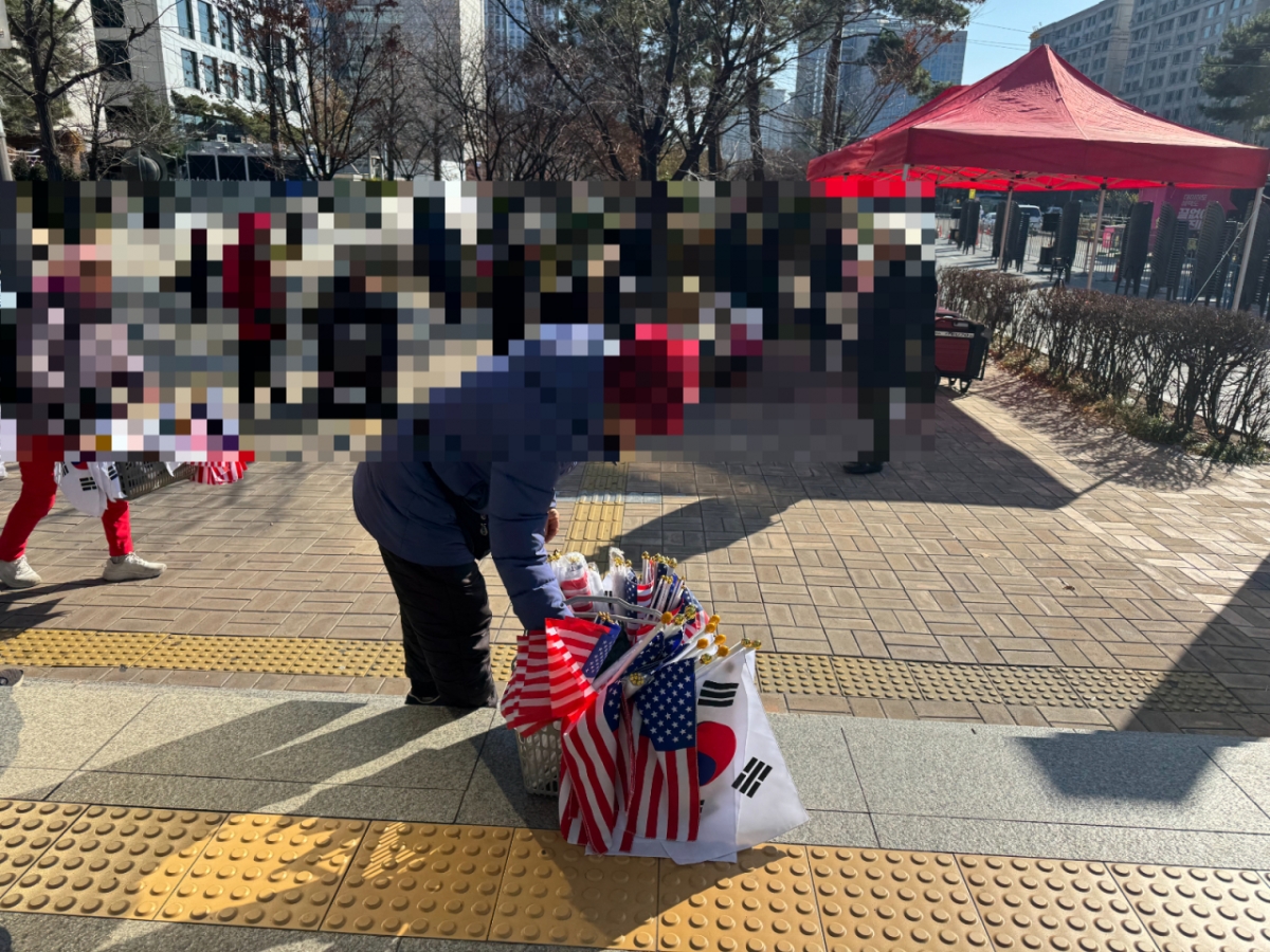 3일 오후 보수단체 집회가 열리는 서울 영등포구 국회의사당역 3번 출구 앞에서 태극기와 성조기를 판매하고 있다./사진=최문혁 기자