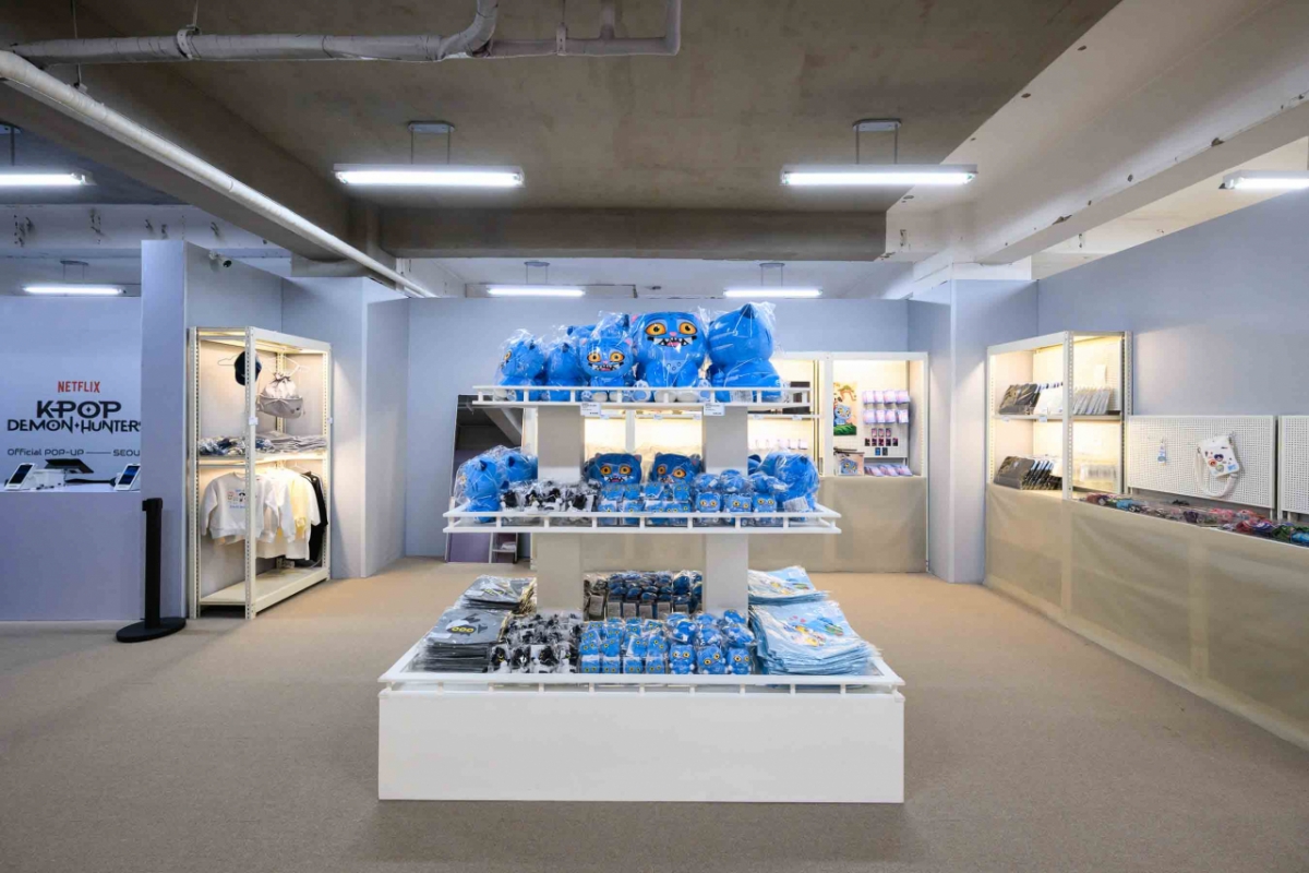 케이팝 데몬 헌터스 팝업스토어 1층에 마련된 굿즈 스토어/사진제공=비스테이지