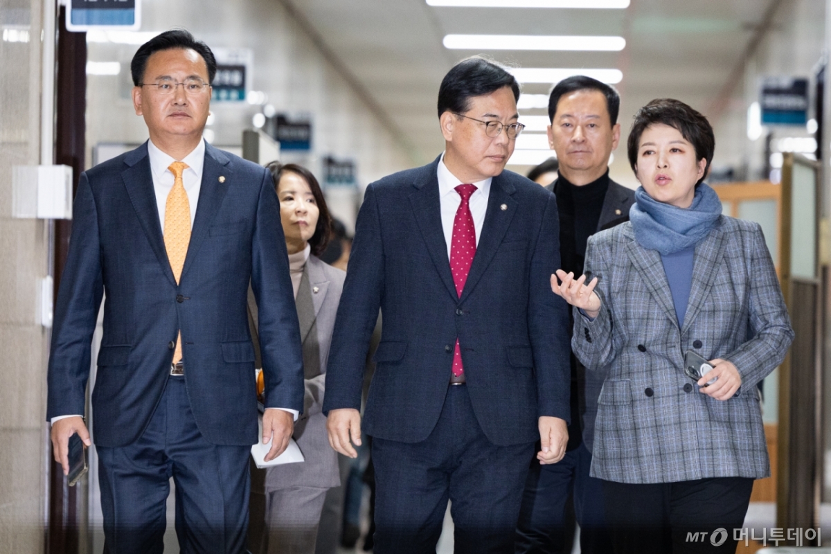 (서울=뉴스1) 유승관 기자 = 송언석 국민의힘 원내대표를 비롯한 원내지도부가 3일 서울 여의도 국회에서 열린 기자회견에 들어서고 있다. 앞줄 왼쪽부터 국민의힘 유상범 원내운영수석부대표, 송 원내대표, 김은혜 원내정책수석부대표. 2025.12.3/뉴스1  Copyright © 뉴스1. All rights reserved. 무단 전재 및 재배포,  AI학습 이용 금지. /사진=(서울=뉴스1) 유승관 기자