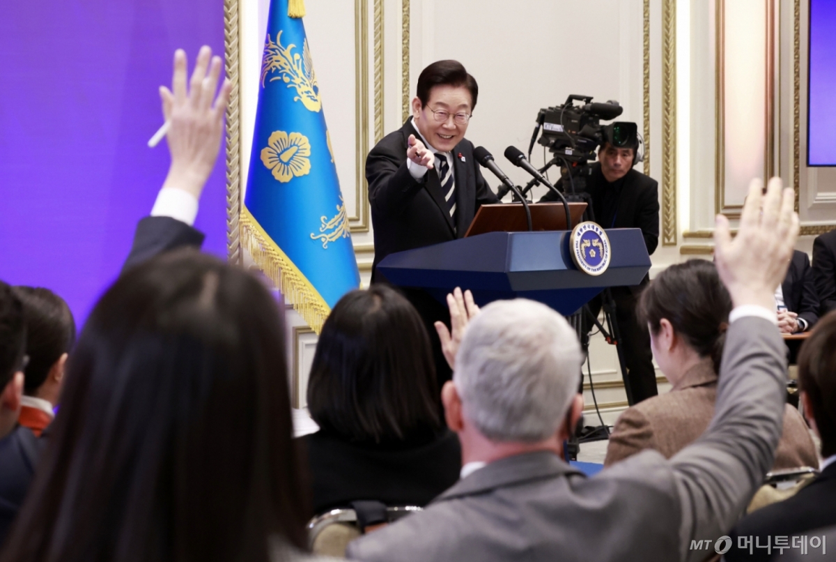 [서울=뉴시스] 최동준 기자 = 이재명 대통령이 3일 청와대 영빈관에서 열린 '새롭게 선 민주주의, 그 1년' 외신 기자회견에서 질문을 받고 있다. 2025.12.03. photocdj@newsis.com /사진=최동준