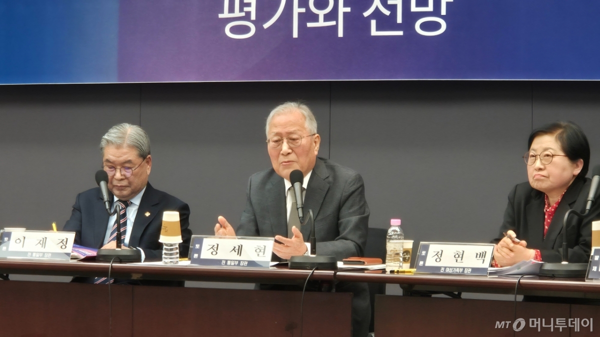 3일 서울 중구 한국프레스센터에서 열린 '정부 출범 6개월, 남북관계 원로 특별좌담회'에 참석한 정세현 전 통일부 장관이(가운데) 발언하고 있다. 왼편에는 이재정 전 통일부 장관이, 오른편에는 정현백 전 여성가족부 장관./사진=조성준 기자