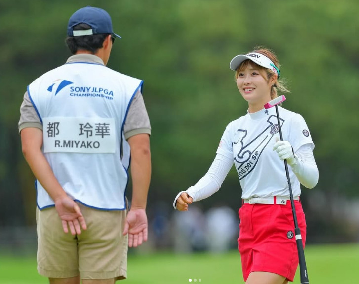 이시이 시노부(왼쪽) 코치와 미야코 레이카의 모습. /사진=미야코 레이카 SNS 갈무리