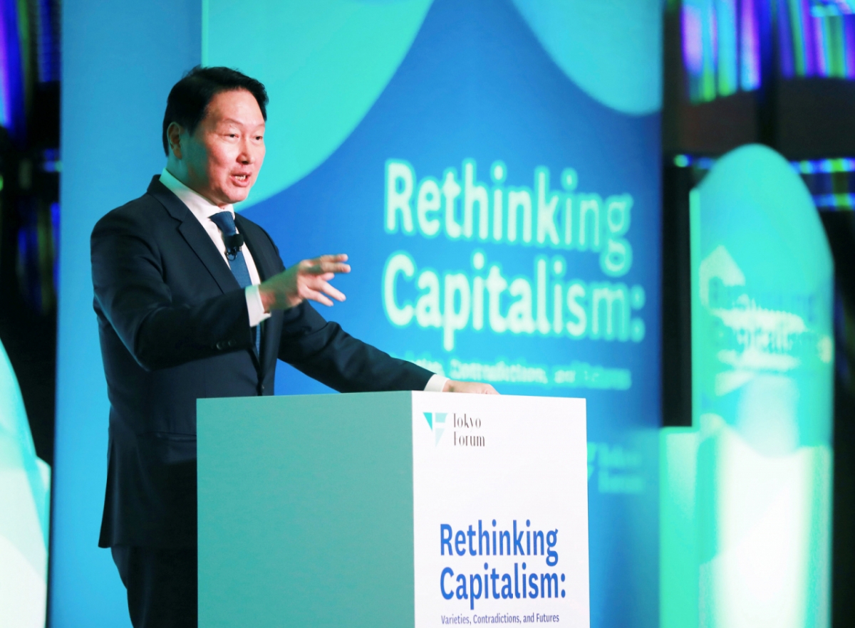 (서울=뉴스1) = 최태원 SK회장이 21일 일본 도쿄대 야스다 강당에서 개최된 ‘도쿄포럼2025’에서 개회사를 하고 있다. (SK수펙스추구협의회 재판매 및 DB 금지) 2025.11.21/뉴스1  Copyright © 뉴스1. All rights reserved. 무단 전재 및 재배포,  AI학습 이용 금지. /사진=(서울=뉴스1)