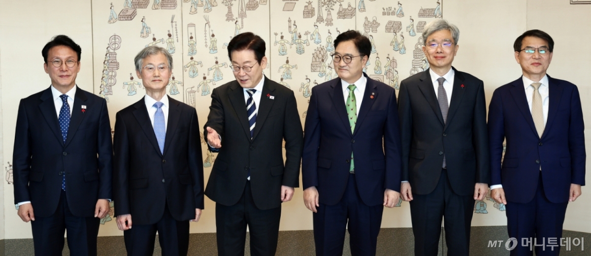 서울=뉴시스] 고범준 기자 = 이재명 대통령이 3일 서울 용산 대통령실 청사에서 열린 5부 요인 초청 오찬에서 기념촬영을 마치고 자리 안내를 하고 있다.   왼쪽부터 김민석 국무총리, 조희대 대법원장, 이 대통령, 우원식 국회의장, 김상환 헌법재판소장, 노태악 중앙선거관리위원장. (대통령실통신사진기자단) 2025.12.03. bjko@newsis.com /사진=