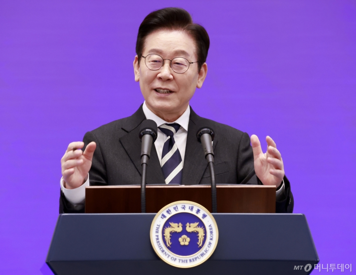 [서울=뉴시스] 최동준 기자 = 이재명 대통령이 3일 청와대 영빈관에서 열린 '새롭게 선 민주주의, 그 1년' 외신 기자회견에서 질문에 답변하고 있다. 2025.12.03. photocdj@newsis.com /사진=최동준