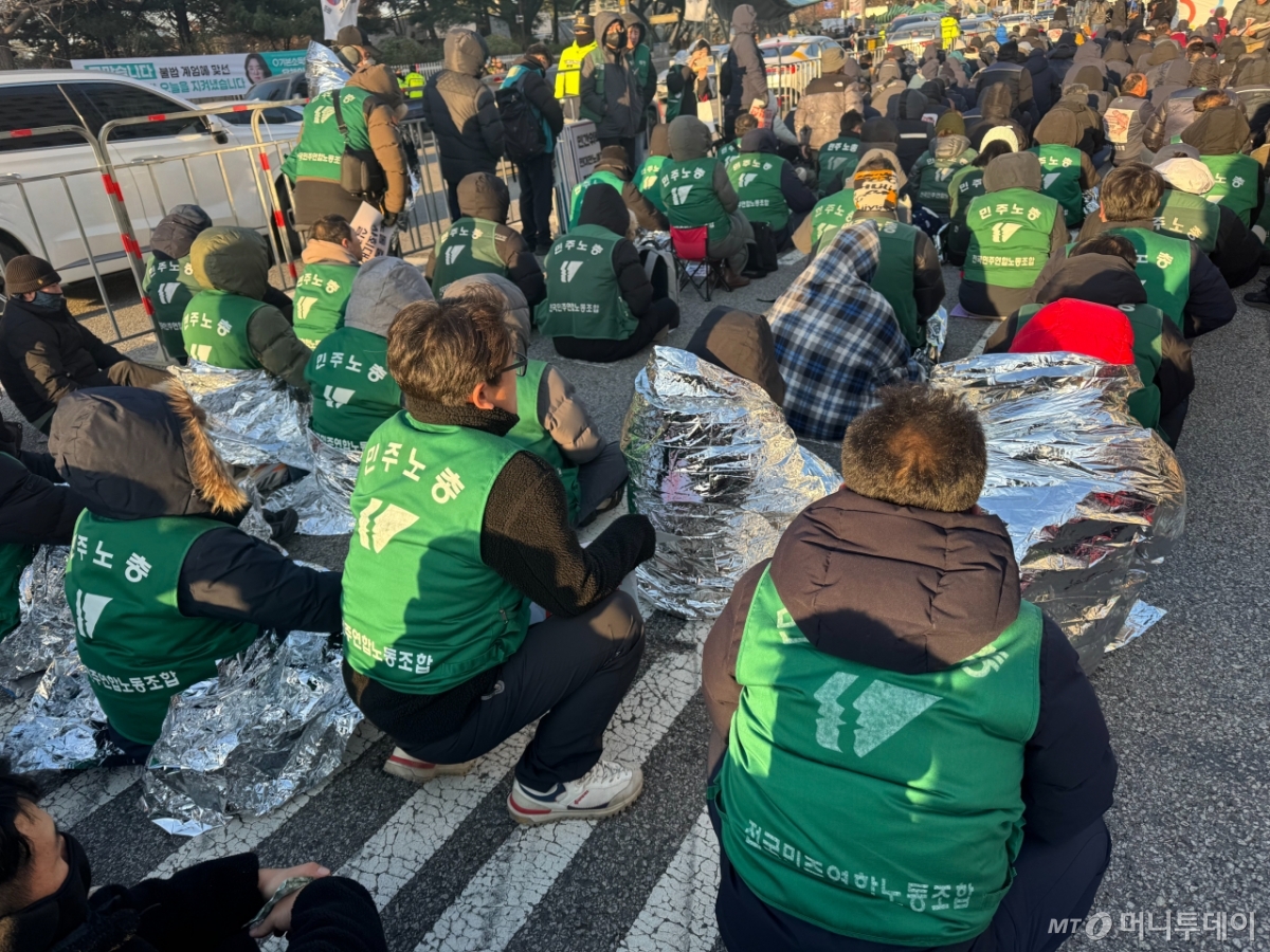3일 오후 서울 영등포구 여의도 국회의사당 앞 전국민주노동조합총연맹(민주노총) 집회에 참가한 조합원들이 체온 유지용 은박지를 두르고 있다. /사진=최문혁 기자.