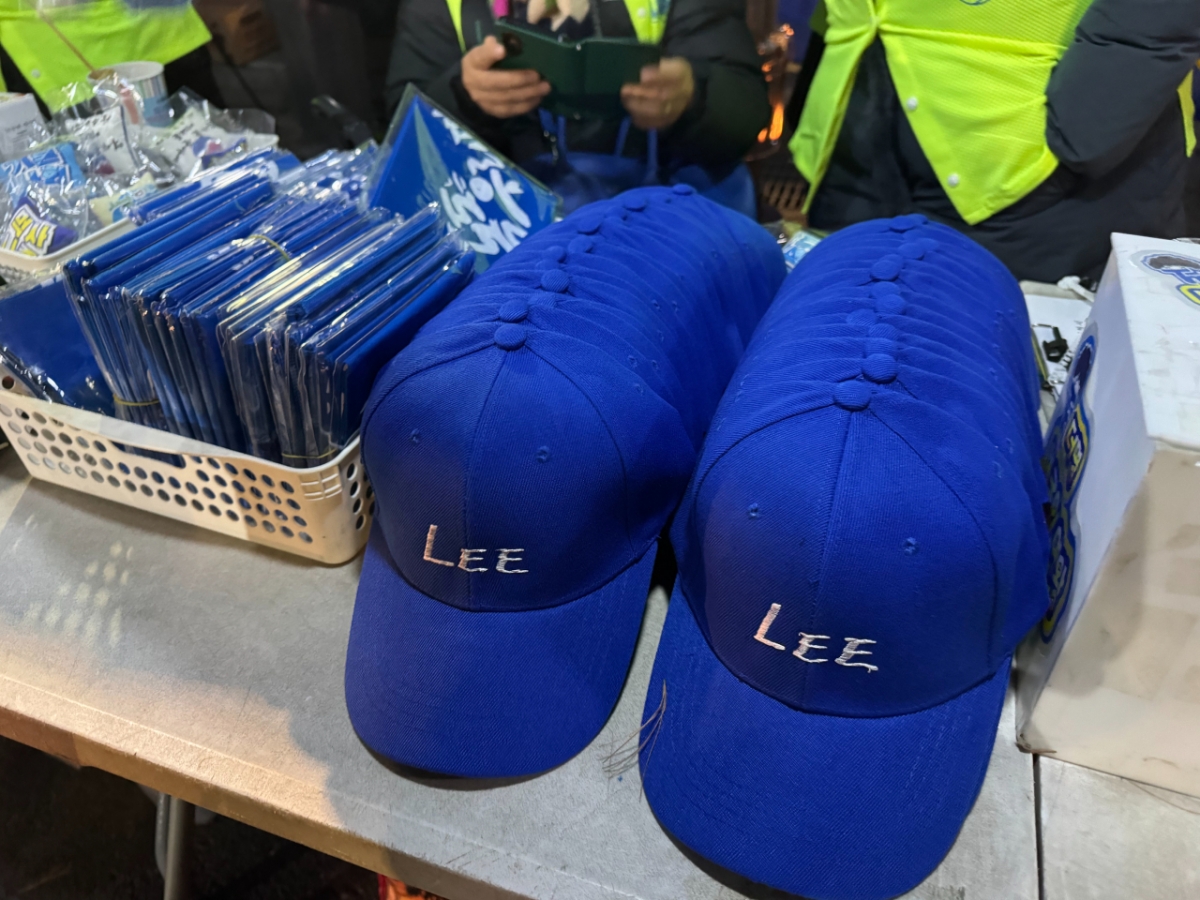 3일 오후 이재명 대통령 지지자 부스에서 판매하는 모자. 이재명 대통령의 성을 딴 'LEE'가 모자에 박혀있다./사진=최문혁 기자.