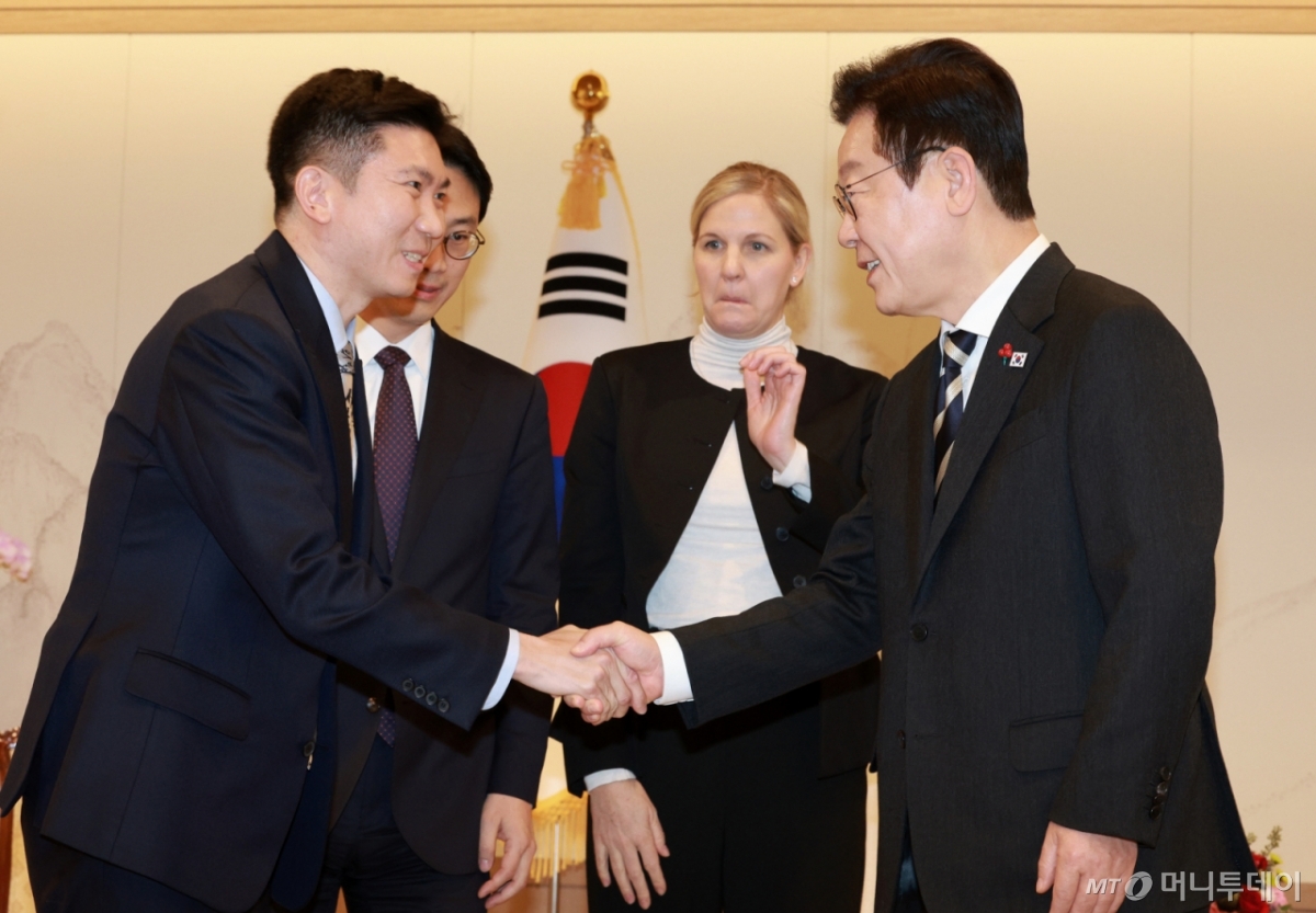 [서울=뉴시스] 고범준 기자 = 이재명 대통령이 3일 서울 용산 대통령실 청사에서 열린 커스티 코번트리 국제올림픽위원회(IOC) 위원장 접견에 앞서 유승민 대한체육회 회장과 악수하고 있다. 2025.12.03. bjko@newsis.com /사진=고범준