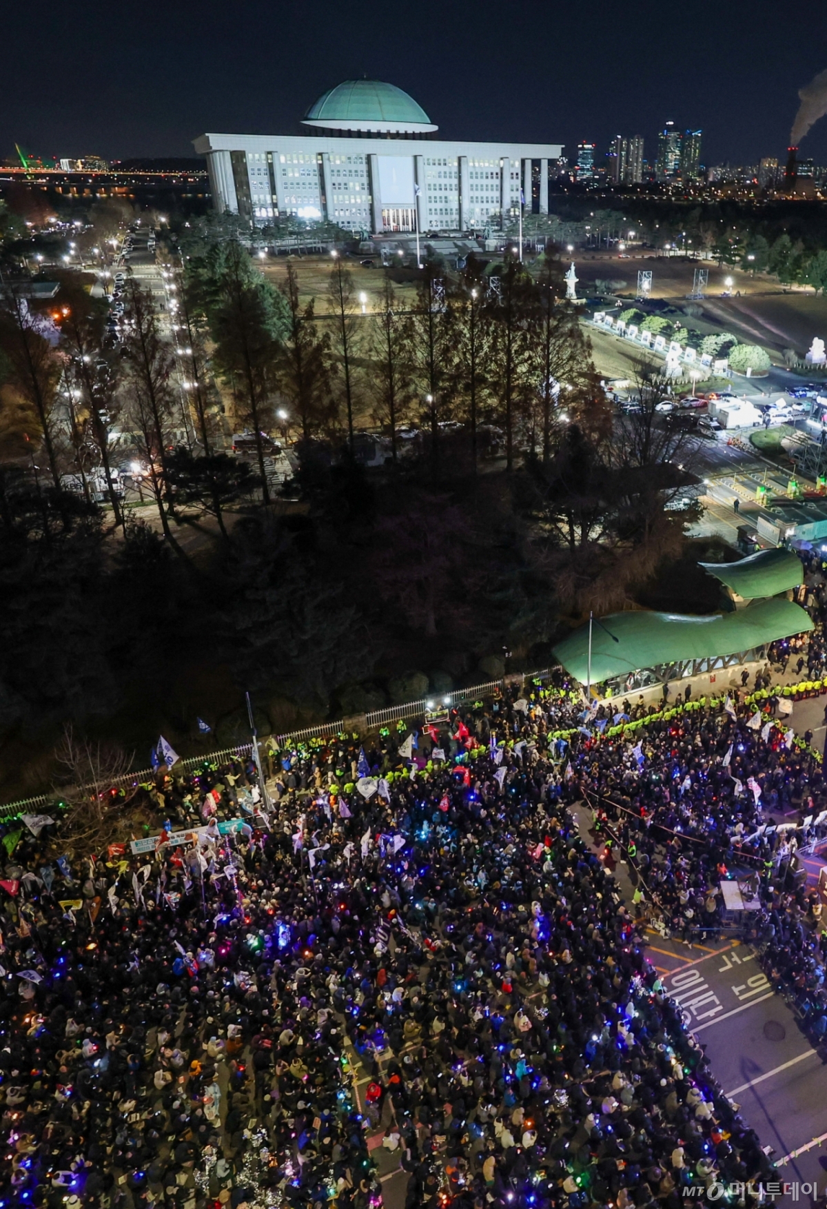 (서울=뉴스1) 황기선 기자 = 12·3 비상계엄 1년을 맞은 3일 서울 여의도 국회 앞에서 열린 '12·3 내란외환 청산과 종식, 사회대개혁 시민대행진'에 참석한 국회의원들과 시민들이 응원봉을 들고 있다. 2025.12.3/뉴스1  Copyright © 뉴스1. All rights reserved. 무단 전재 및 재배포,  AI학습 이용 금지. /사진=(서울=뉴스1) 황기선 기자