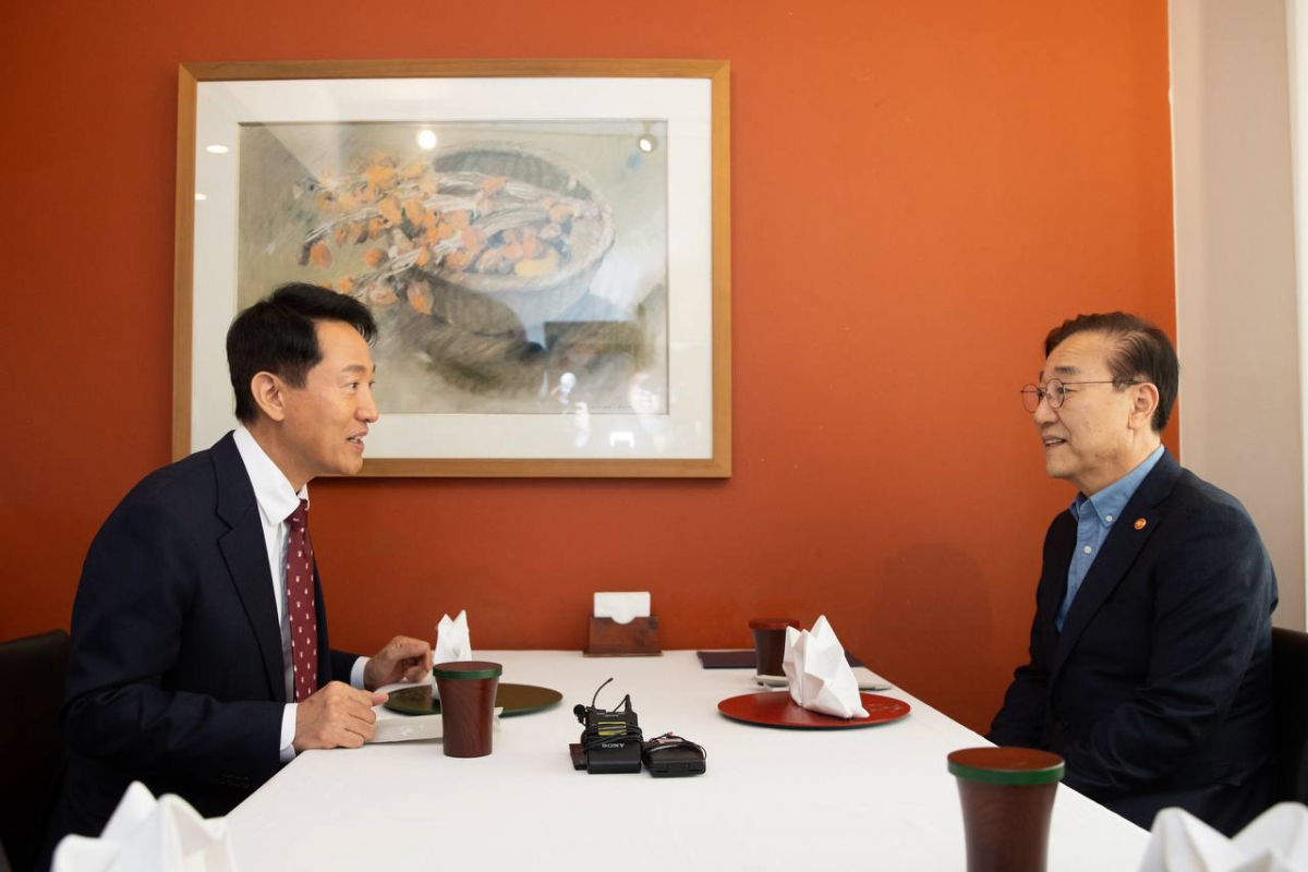 김윤덕 국토교통부 장관(오른쪽)과 오세훈 서울시장이 지난 11월13일 서울 중구의 한 한식당에서 오찬 면담을 하며 대화하고 있다. /사진 제공=국토교통부 