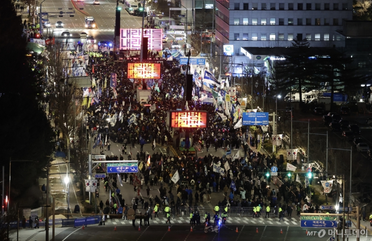 [서울=뉴시스] 조성봉 기자 = 3일 오후 서울 여의도 국회 앞에서 열린 '12.3 내란외환 청산과 종식, 사회대개혁 시민대행진'에서 시민들이 구호를 외치고 있다. 2025.12.03. suncho21@newsis.com /사진=조성봉