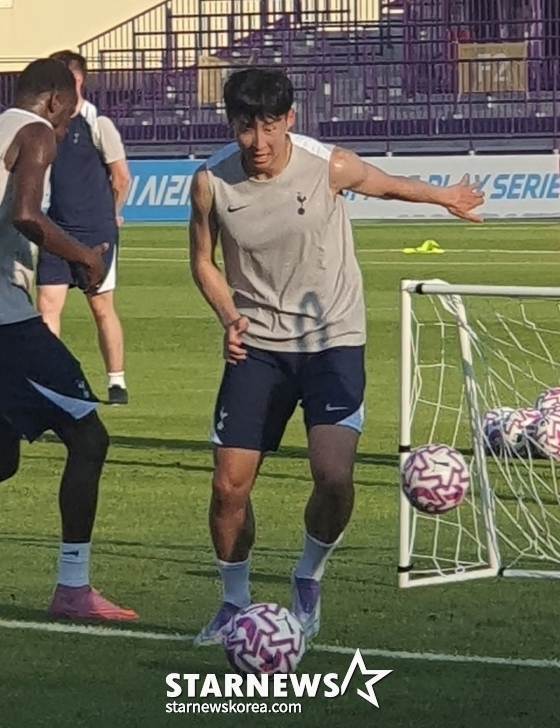 손흥민이 지난 8월 2일 오후 안양시 동안구 안양종합운동장에서 열린 토트넘 오픈 트레이닝에서 훈련을 소화하고 있다. /사진=박재호 기자