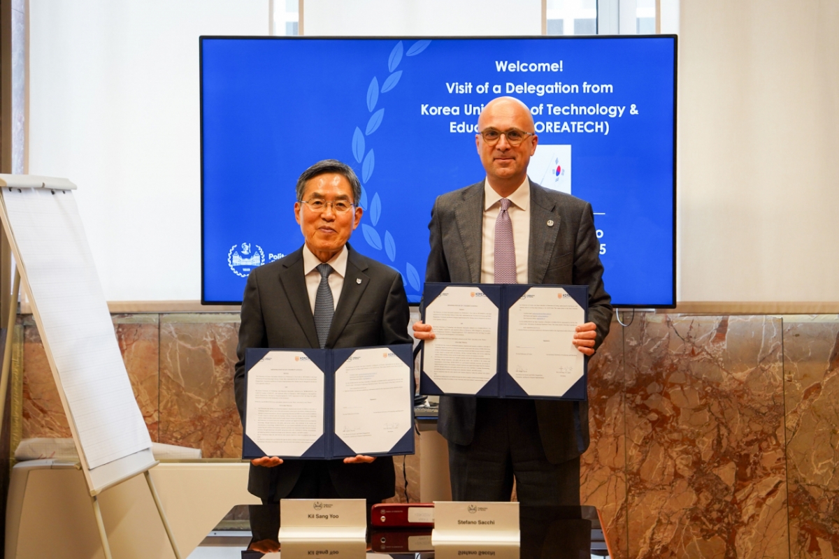 유길상 한기대 총장(왼쪽)과 삭키 토리노공대 부총장이 업무협약 후 기념촬영하고 있다./사진제공=한기대