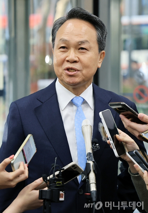 신한금융지주 차기 회장 후보인 진옥동 현 신한금융지주 회장이 4일 오전 서울 중구 신한금융지주 본사에서 열린 개별 최종 면접에 참석해 취재진 질문에 답변하고 있다. 2025.12.4/사진=뉴스1 /사진=(서울=뉴스1) 김진환 기자