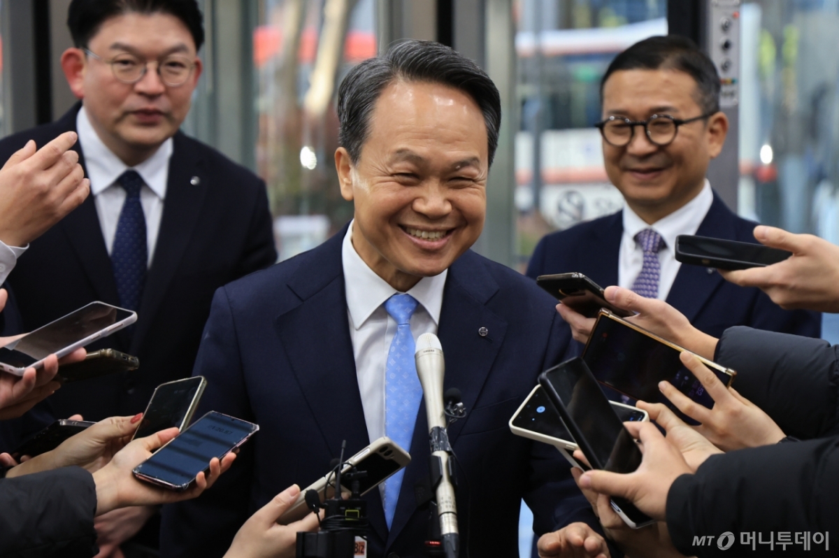 신한금융지주 차기 회장 후보인 진옥동 현 신한금융지주 회장이 4일 오전 서울 중구 신한금융지주 본사에서 열린 개별 최종 면접에 참석해 미소를 짓고 있다. 2025.12.4/사진=뉴스1 