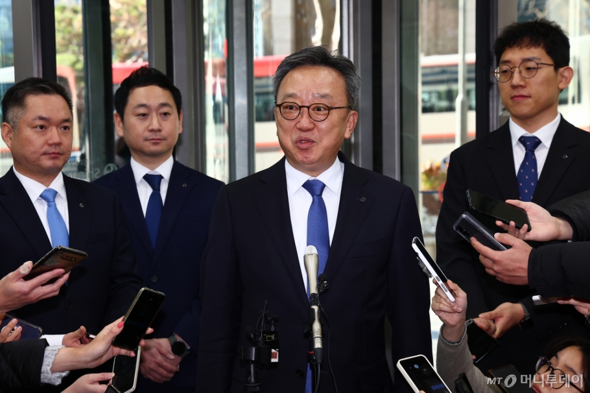 정상혁 신한은행장이 4일 서울 중구 신한금융지주회사 사옥으로 들어서고 있다.   신한금융지주 회장후보추천위원회(회추위) 최종 후보군에는 진옥동 현 신한금융 회장과 정상혁 신한은행장, 이선훈 신한투자증권 대표를 비롯해 외부 후보 1명(비공개 요청)이 포함됐다. 2025.12.04. /사진=뉴시스 /사진=김근수