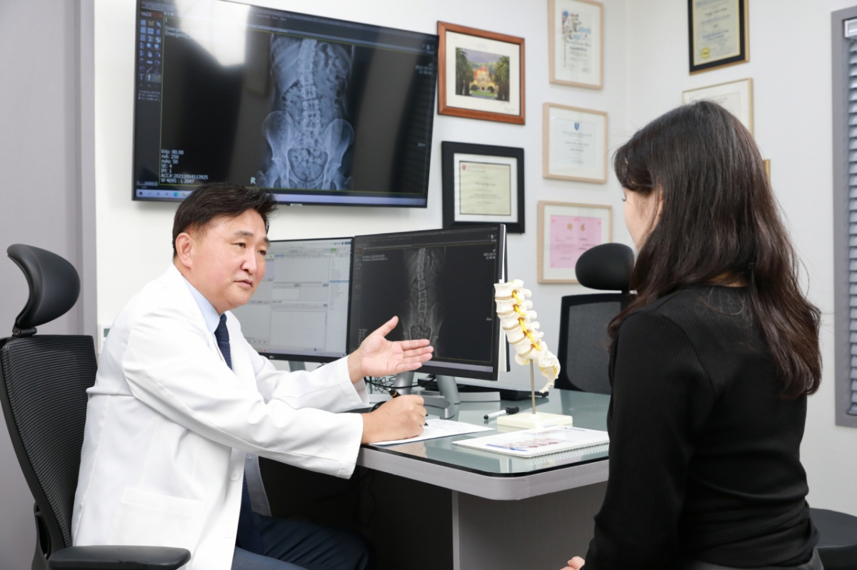 진료 중인 김용철 김용철마취통증의학과 대표원장/사진제공=메디컬아시아운영위원회