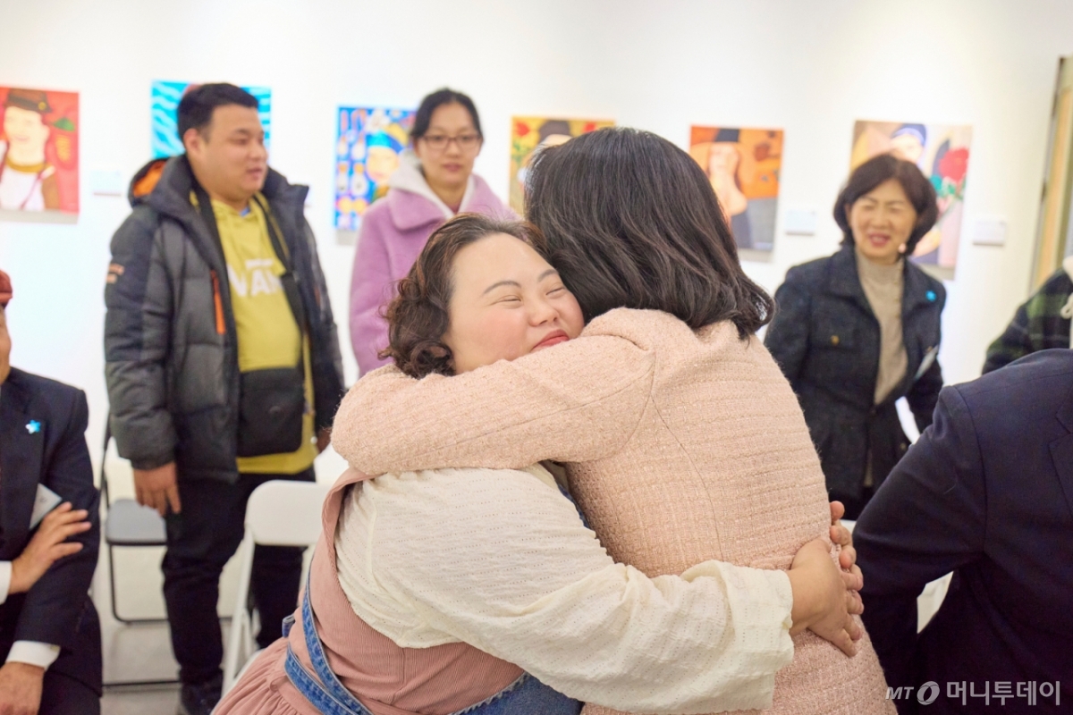 (서울=뉴스1) 이재명 기자 = 김혜경 여사가 지난 3일 경기도 양평시 어메이징 아웃사이더 아트센터에서 열린 정은혜 작가의 개인전 ‘은혜로운 명화전’을 찾아 정 작가와 포옹하고 있다. (대통령실 제공. 재판매 및 DB 금지)  2025.12.4/뉴스1  Copyright © 뉴스1. All rights reserved. 무단 전재 및 재배포,  AI학습 이용 금지. /사진=(서울=뉴스1) 이재명 기자