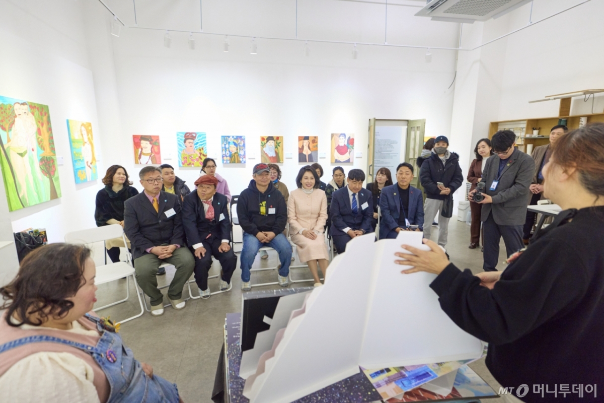 (서울=뉴스1) 이재명 기자 = 김혜경 여사가 지난 3일 경기도 양평시 어메이징 아웃사이더 아트센터에서 열린 정은혜 작가의 개인전 ‘은혜로운 명화전’을 찾아 설명을 듣고 있다. (대통령실 제공. 재판매 및 DB 금지)  2025.12.4/뉴스1  Copyright © 뉴스1. All rights reserved. 무단 전재 및 재배포,  AI학습 이용 금지. /사진=(서울=뉴스1) 이재명 기자