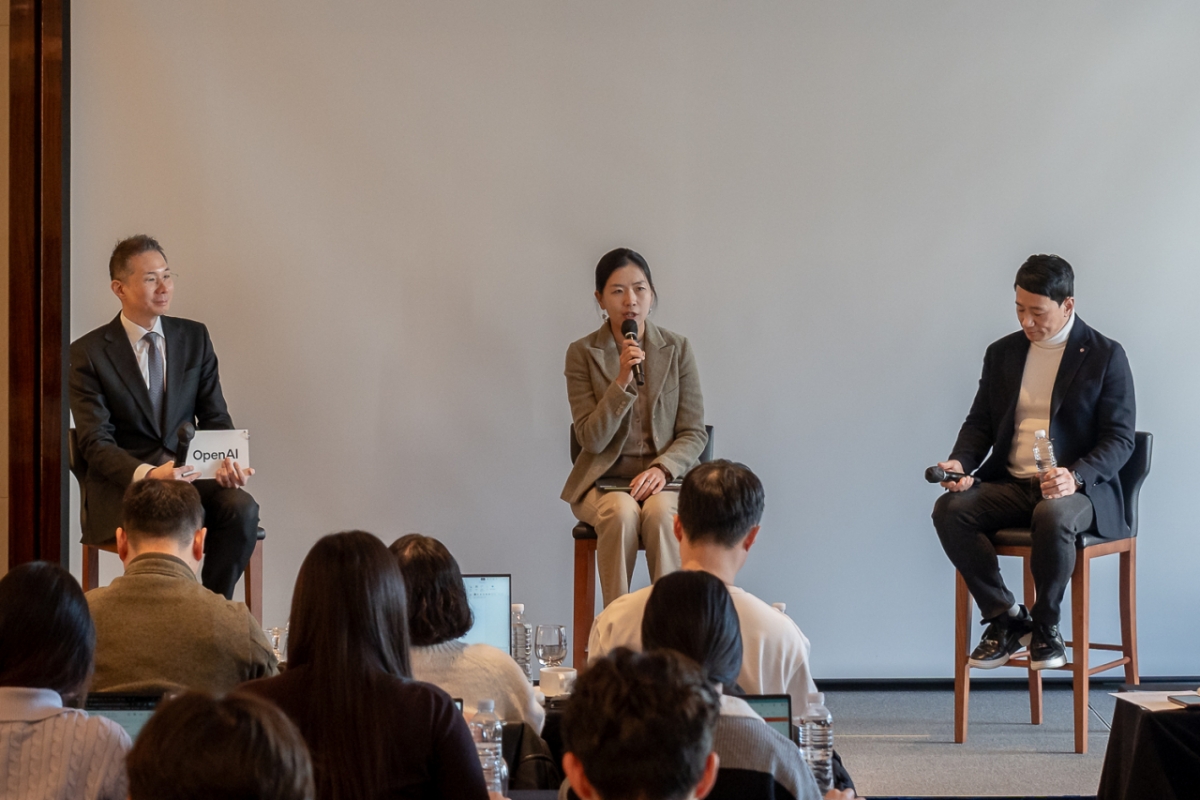 OpenAI 코리아 기자간담회에서 발표하는 김경훈 총괄 대표, GS건설 서아란 상무, LG U+정영훈 상무