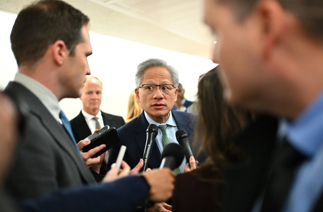 트럼프 또 만난 젠슨 황 "미국이 수출통제 풀어도 중국이 받을진..." - 뉴스 썸네일 이미지