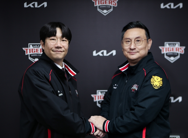 양현종(왼쪽)과 심재학 단장. /사진=KIA 타이거즈