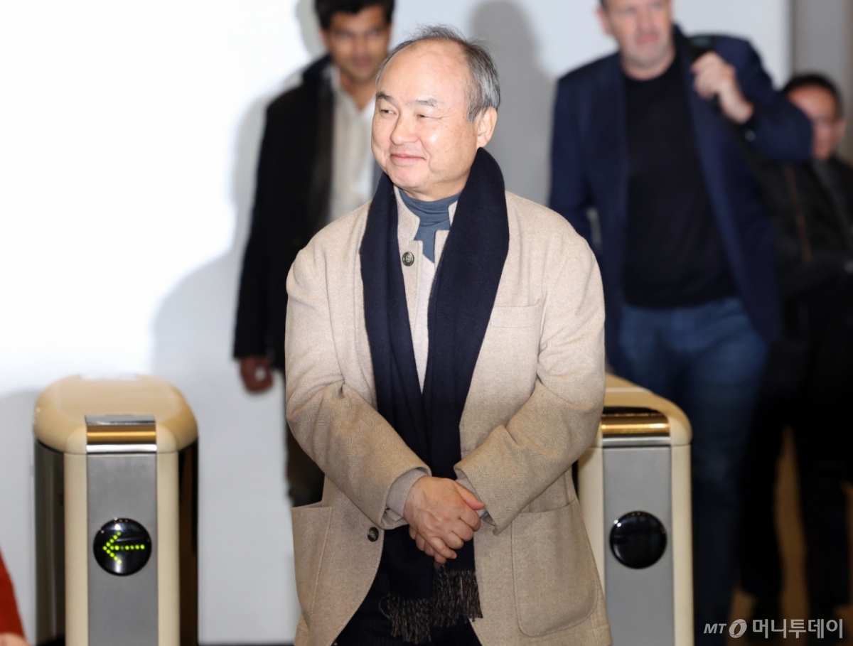 [서울=뉴시스] 이영환 기자 = 손정의 소프트뱅크 그룹 회장이 4일 오후 서울 서초구 삼성전자 서초사옥에서 이재용 삼성전자 회장, 샘 올트먼 오픈AI 최고경영자(CEO)와 회동을 마친 후 사옥을 나서고 있다. 2025.02.04. 20hwan@newsis.com /사진=이영환