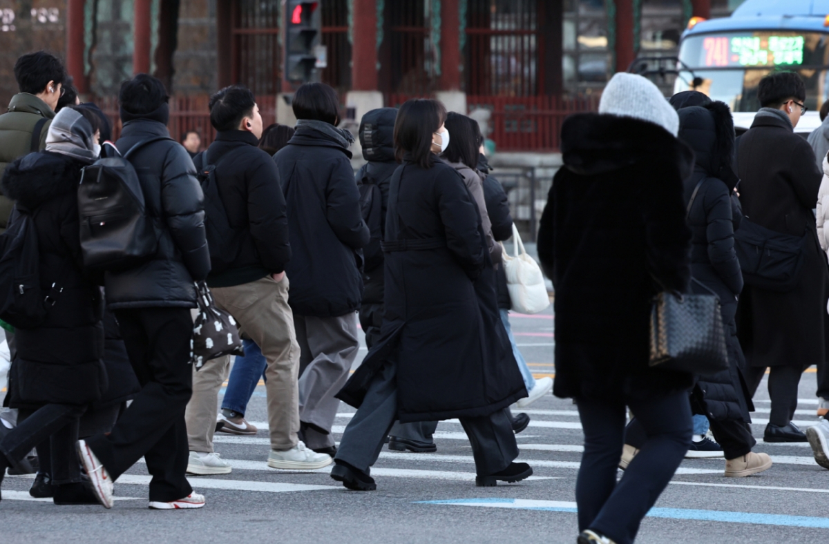 서울의 최저기온이 영하 10도 가까이 떨어진 4일 오전 서울 광화문네거리 일대에서 시민들이 추위 속 출근길 발걸음을 옮기고 있다./사진=뉴스1.