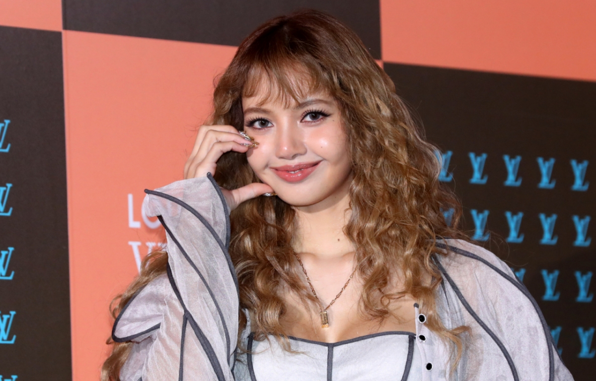 그룹 블랙핑크 리사가 지난 3일 오후 서울 중구 신세계백화점에서 열린 루이비통 비저너리 저니 서울 오프닝 이벤트에서 포즈를 취하고 있다. /사진=뉴시스