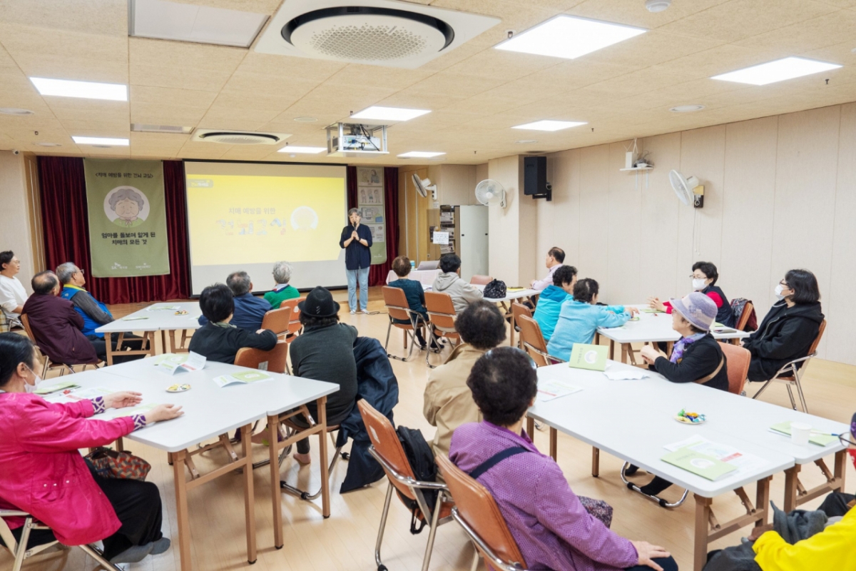 SK케미칼이 개최한 ‘건뇌교실’에서 지역 어르신들이 치매 예방 교육에 참여하고 있다./사진제공=SK케미칼