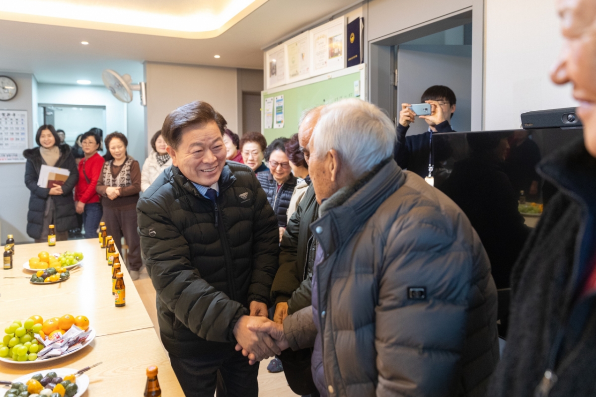 박승원 광명시장이 4일 일직동 양지편 경로당을 방문해 어르신들 안부를 확인하고 있다./사진제공=광명시