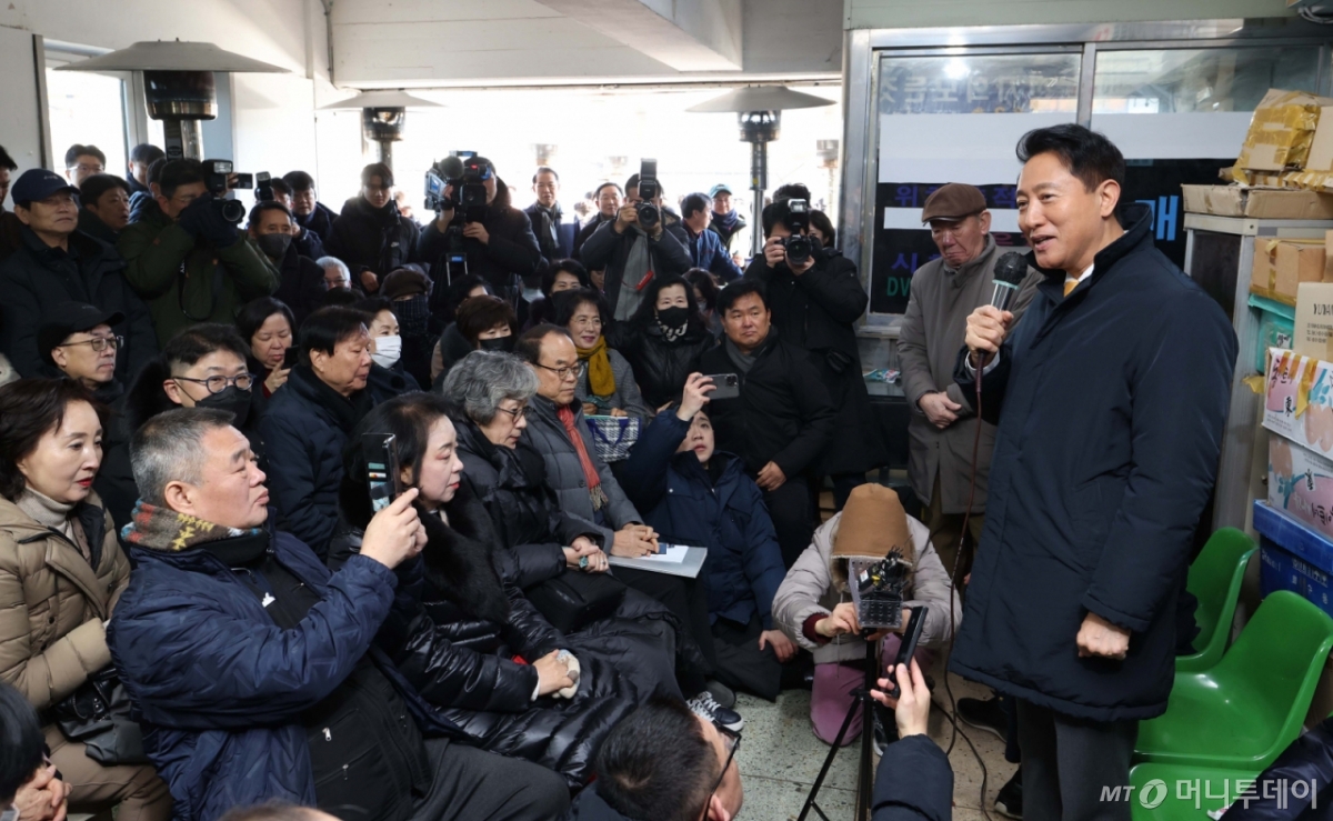 오세훈 서울시장이 4일 서울 종로구 세운상가에서 세운재정비 촉진지구 정비사업 관련 주민들과 간담회를 갖고 있다.／사진＝뉴시스 /사진=최진석