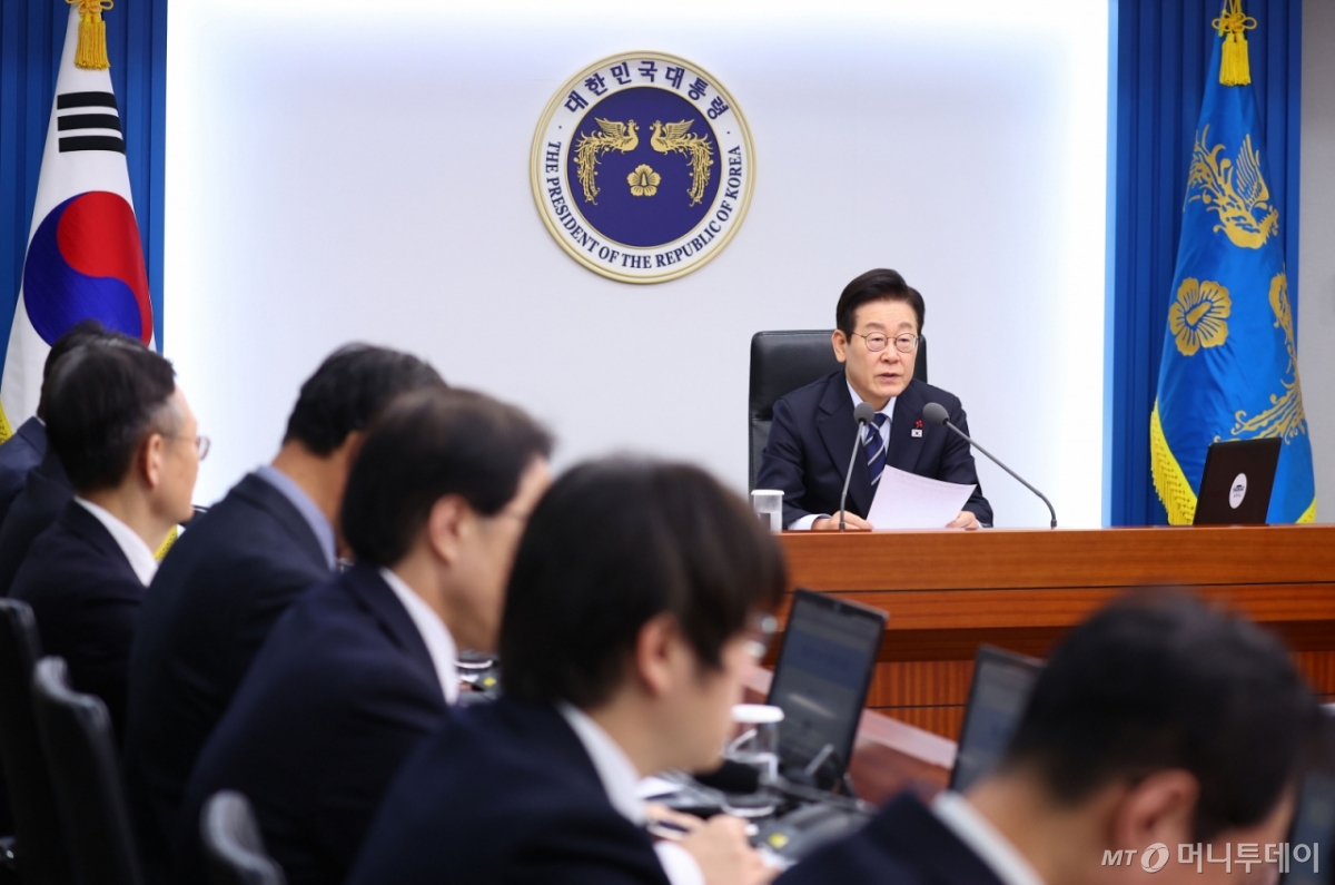 [서울=뉴시스] 고범준 기자 = 이재명 대통령이 4일 서울 용산 대통령실 청사에서 열린 수석보좌관회의에서 발언하고 있다. (대통령실통신사진기자단) 2025.12.04. bjko@newsis.com /사진=