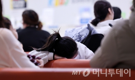 지난 2월 서울의 한 소아청소년 전문병원이 진료를 기다리는 환자와 보호자들로 붐비고 있다. 사진은 기사와 직접적인 관련이 없음./사진=(서울=뉴스1) 박지혜 기자