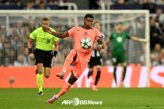 FC바르셀로나 래시포드가 지난 9월 19일(한국시간) 영국 뉴캐슬의 세인트 제임스파크에서 열린 2025~2026 유럽축구연맹(UEFA) 챔피언스리그 리그 페이즈 1차전 뉴캐슬 유나이티드 원정에서 드리블하고 있다. /AFPBBNews=뉴스1