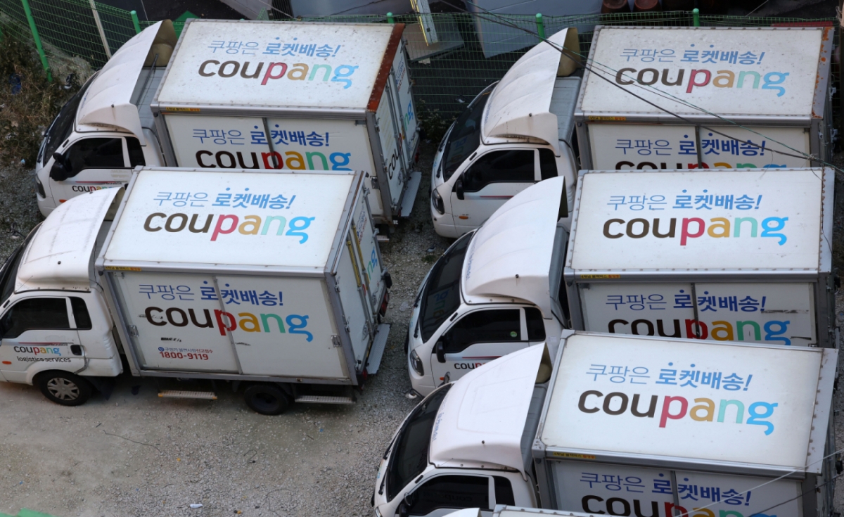 쿠팡 대규모 개인정보 유출 사태로 논란이 이어지는 4일 서울 시내 한 차고지에 쿠팡 배송 차량이 주차돼 있다./사진=뉴시스