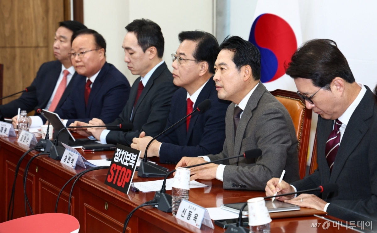 [서울=뉴시스] 김명년 기자 = 장동혁 국민의힘 대표가 4일 오전 서울 여의도 국회에서 열린 최고위원회의에서 발언하고 있다. 2025.12.04. kmn@newsis.com /사진=김명년