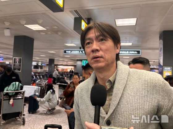 홍명보 한국 축구대표팀 감독이 2026 국제축구연맹(FIFA) 북중미 월드컵 조 추첨식에 참석하기 위해 3일(현지 시간) 미국 워싱턴DC 인근 덜레스국제공항으로 입국하며 소감을 묻는 특파원들에 답변하고 있다. /사진=뉴시스