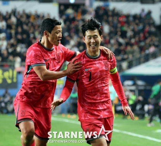 황희찬(왼쪽)이 대전월드컵경기장에서 열린 볼리비아(76위)와 친선경기에서 선제골을 넣은 손흥민을 축하하고 있다. /사진=강영조 선임기자