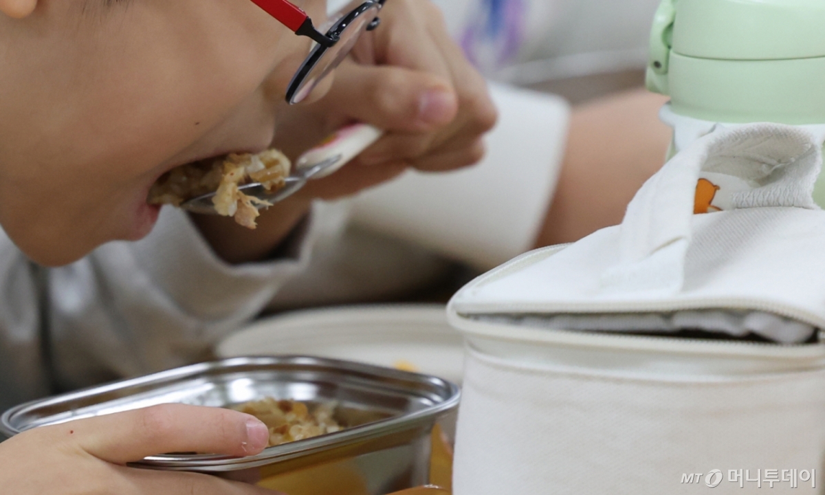 (대전=뉴스1) 김기태 기자 = 학교 급식·돌봄 업무 등에 종사하는 비정규직 노동자들이 총파업에 돌입한 4일 대전의 한 초등학교에서 어린이들이 도시락을 먹고 있다. 2025.12.4/뉴스1  Copyright © 뉴스1. All rights reserved. 무단 전재 및 재배포,  AI학습 이용 금지. /사진=(대전=뉴스1) 김기태 기자