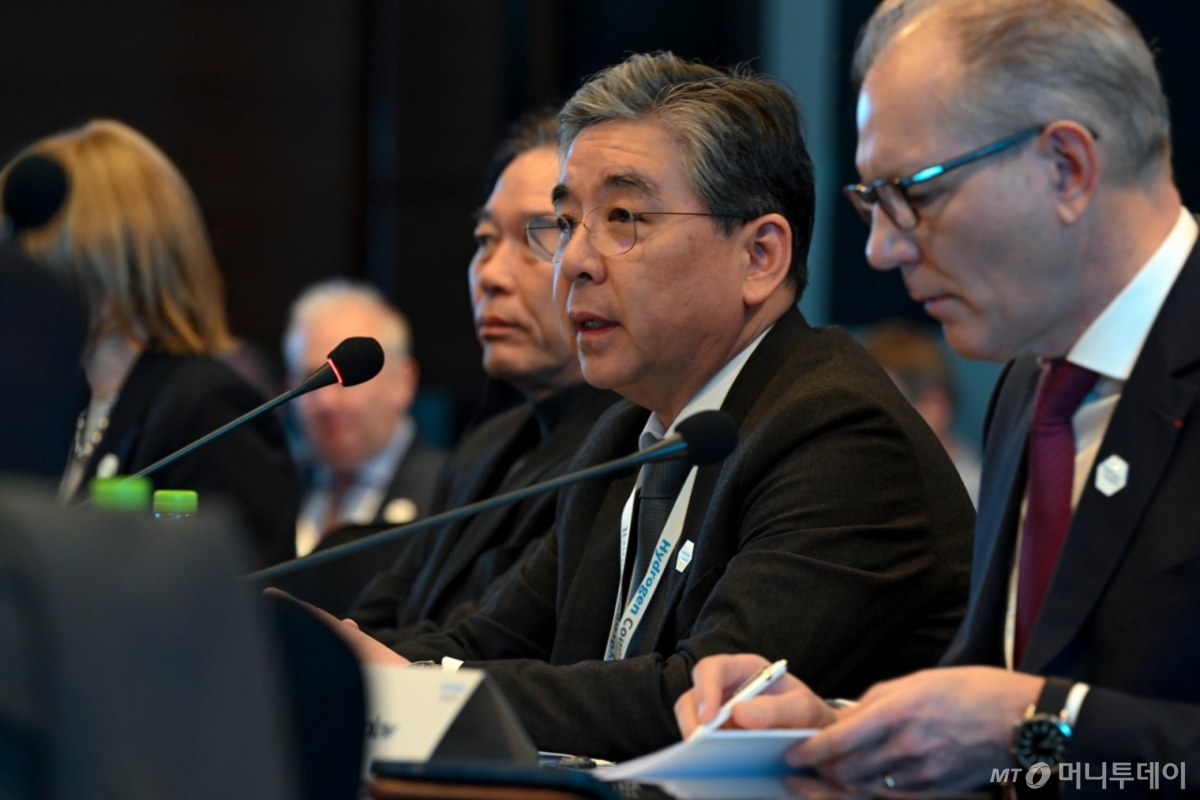 [서울=뉴시스] 장재훈 현대차그룹 부회장이 4일 경기 고양시 킨텍스 제2전시장에서 열린 월드 하이드로젠 엑스포 2025 수소위원회 CEO 서밋에서 발언하고 있다. (사진=현대차그룹 제공) 2025.12.04. photo@newsis.com *재판매 및 DB 금지 /사진=류현주