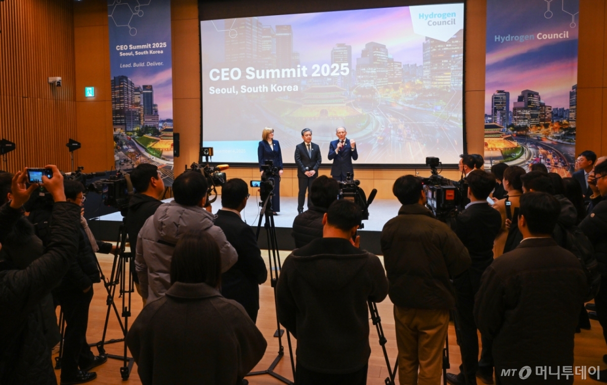 [서울=뉴시스] 이바나 제멜코바 수소위원회 CEO, 장재훈 현대차그룹 부회장, 프랑수아 자코브 에어리퀴드그룹 회장이 4일 경기 고양시 킨텍스 제2전시장에서 열린 월드 하이드로젠 엑스포 2025 수소위원회 CEO 서밋에서 기자들 질문에 답하고 있다. (사진=현대차그룹 제공) 2025.12.04. photo@newsis.com *재판매 및 DB 금지 /사진=류현주