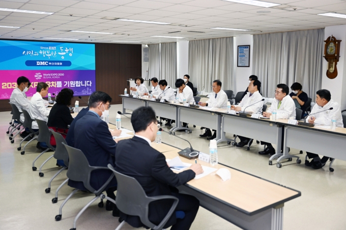 ▲부산시의회 복지환경위원회 의원들이 부산의료원을 방문한 모습/사진제공=부산시의회